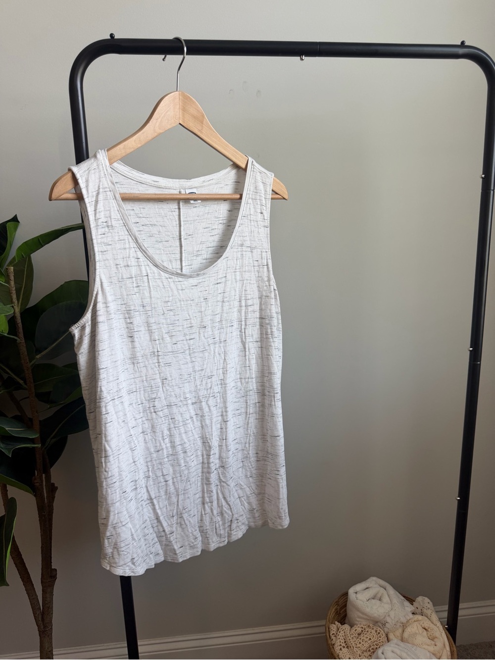 Old Navy Light Heathered White Scoop Tank